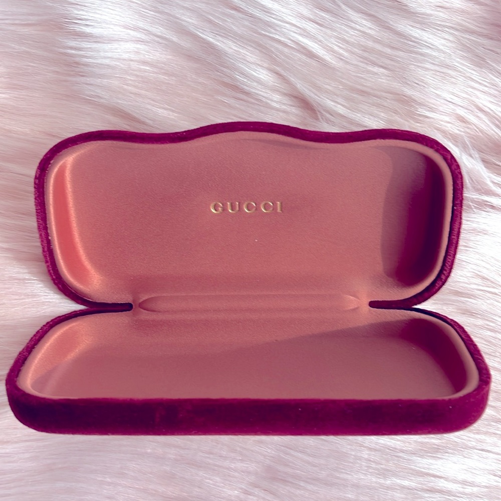 Gucci Hardcover Glasses Clamshell Case Red Velvet with Gucci Cleaning Cloth NWOT - Picture 2 of 8